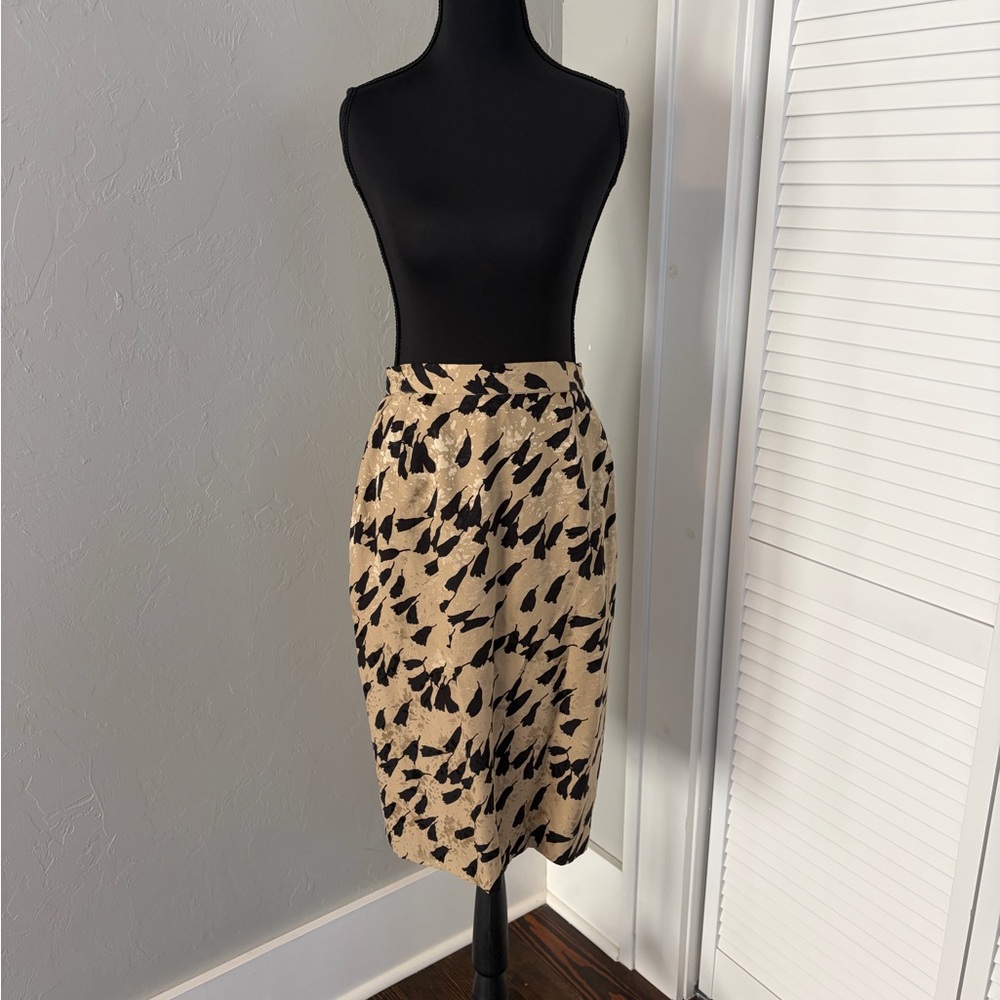 VTG Elegant Black and Cream Patterned Skirt